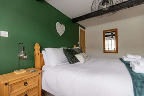 1 bedroom, iron/ironing board, travel cot, WiFi - Riverside cottage on the edge of the Peak District (Holmfirth)