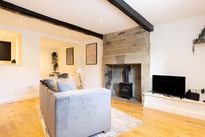 TV, offices - Modern Luxury Cottage based in Holmfirth (Holmfirth)