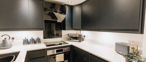 Kühlschrank, Mikrowelle, Ofen, Herdplatte