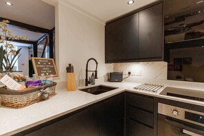 雪櫃、微波爐、焗爐、爐具