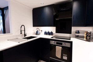 Fridge, microwave, oven, stovetop - Modern Luxury Cottage based in Holmfirth (Holmfirth)