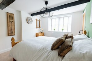 1 bedroom, iron/ironing board, travel cot, WiFi - Modern Luxury Cottage based in Holmfirth (Holmfirth)