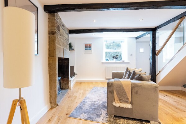 TV, offices - Modern Luxury Cottage based in Holmfirth (Holmfirth)