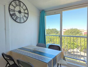 Dining - Apartment with wifi, air conditioning, private parking and housekeeping included (Agde)