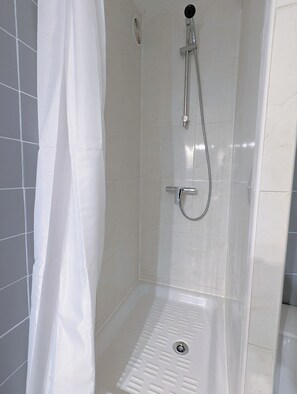 Shower, hair dryer, toilet paper - Apartment with wifi, air conditioning, private parking and housekeeping included (Agde)