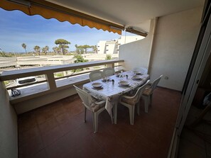 Outdoor dining - Marina 1-bed seaside, private parking, sleeps 5 (Le Grau-du-Roi)