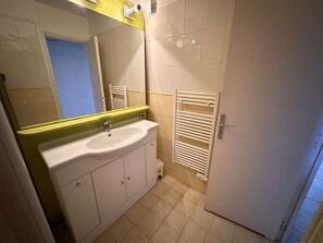 Bathroom - Marina 1-bed seaside, private parking, sleeps 5 (Le Grau-du-Roi)