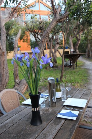 Outdoor dining - Glamping for two with an ocean view. (Fairhaven)
