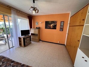 Room - Beachfront Studio w/ Terrace & Parking - Sleeps 4, Grau-du-Roi (Le Grau-du-Roi)