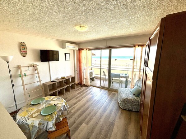 Interior - Beachfront Studio with Stunning Sea View and Private Balcony – Sleeps 3 (Port-la-Nouvelle)