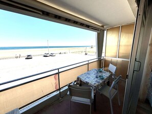 Outdoor dining - Beachfront Studio with Stunning Sea View and Private Balcony – Sleeps 3 (Port-la-Nouvelle)