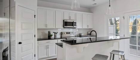 Frigorífico, microondas, horno y placa de cocina