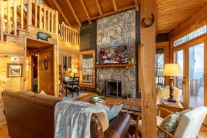 Een smart-tv, een open haard en boeken