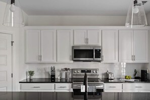 Réfrigérateur, four à micro-ondes, un four, surface de cuisson