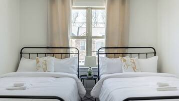 3 slaapkamers, een strijkplank/strijkijzer, gratis wifi, beddengoed