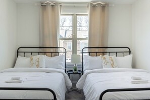 3 slaapkamers, een strijkplank/strijkijzer, gratis wifi, beddengoed