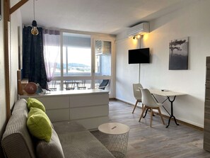 TV - Comfortable studio with closed loggia, 29m², wifi (Balaruc-les-Bains)