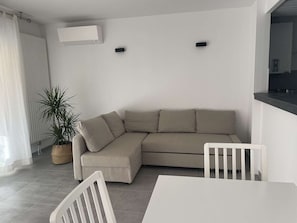 TV - Ground Floor Marina, 3 Rooms, AC, Terrace, Private Dock, 6 Sleeps, 500m to Beach (Port Camargue)