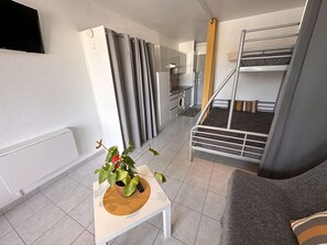 Room - Charming Studio for 4 with Pool, Terrace, and Parking - 200m from Beach (Le Grau-du-Roi)