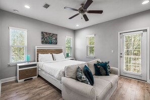 4 bedrooms, iron/ironing board, free WiFi, bed sheets - Sun & Fun at 111 – Walk to Beach & Destin Commons | Pool (Destin)