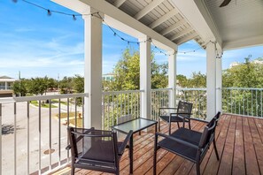 Property grounds - Sun & Fun at 111 – Walk to Beach & Destin Commons | Pool (Destin)
