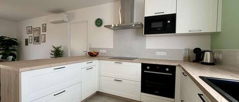 ثلاجة، ميكروويف، فرن، موقد طهي مسطح