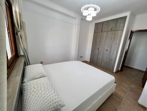 2 bedrooms, desk, iron/ironing board, WiFi