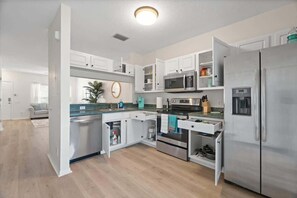 Kjøleskap, mikrobølgeovn, ovn og kokeplater