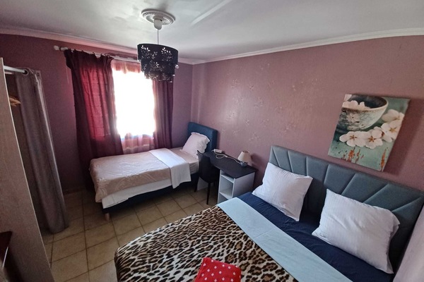 5 habitaciones, tabla de planchar con plancha, cuna de viaje y wifi