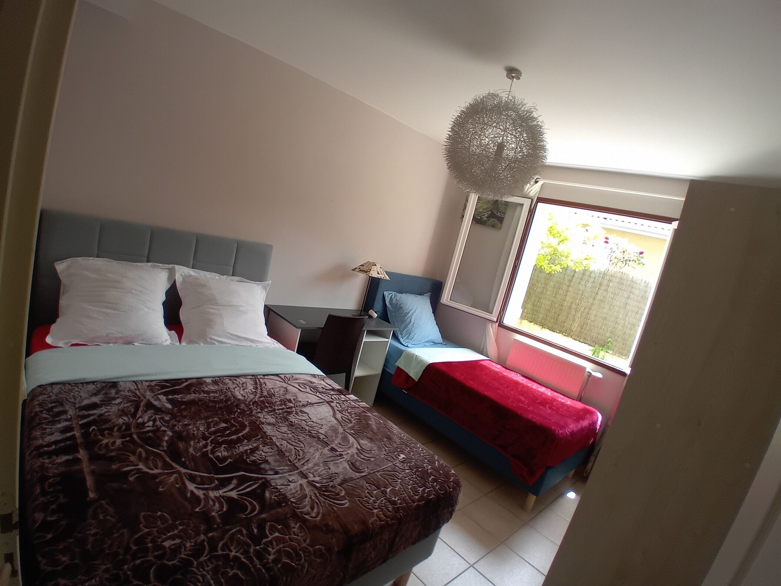 5 slaapkamers, een strijkplank/strijkijzer, reisbedje, wifi