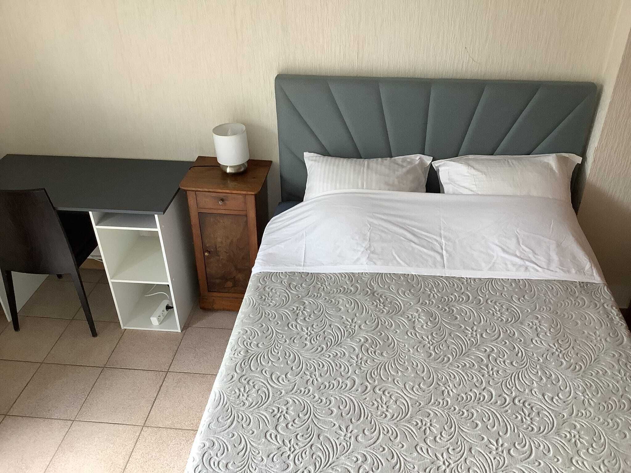 5 عدّة غرف نوم ومكواة/لوح كي وسرير سفر وواي فاي