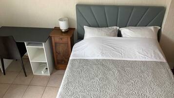 5 slaapkamers, een strijkplank/strijkijzer, reisbedje, wifi