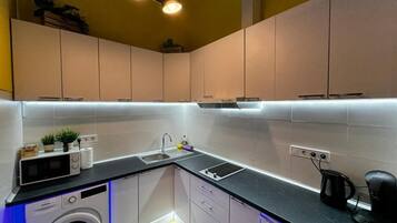 Een koelkast, een magnetron, een kookplaat