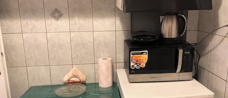 Departamento | Cocina privada | Refrigerador, microondas, horno y parrilla de estufa