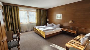 Eenvoudige tweepersoonskamer, balkon, uitzicht op bergen | Gratis wifi, beddengoed