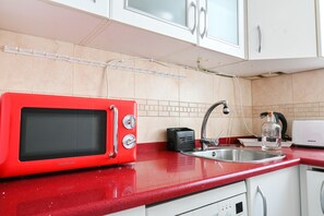 Réfrigérateur, micro-ondes, plaque de cuisson, lave-vaisselle