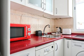 Réfrigérateur, micro-ondes, plaque de cuisson, lave-vaisselle