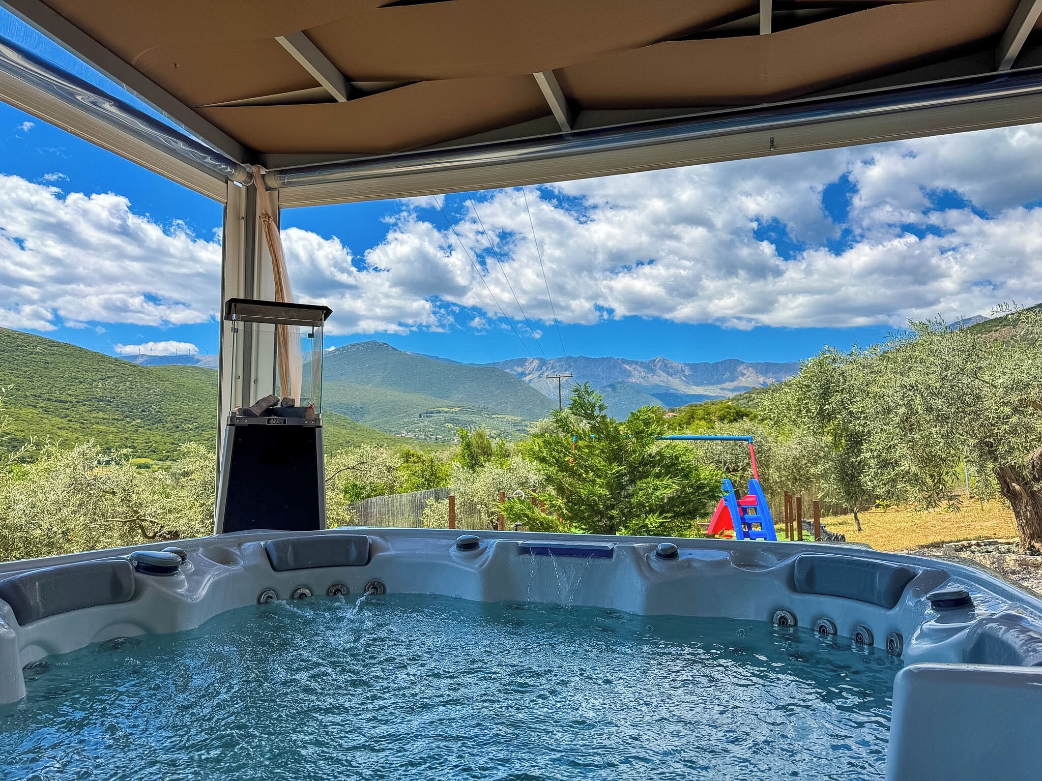 Outdoor spa tub