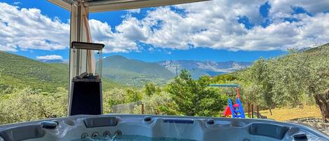 Outdoor spa tub