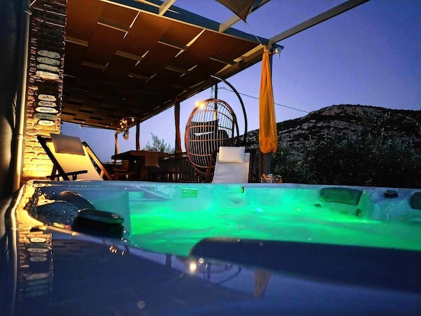 Outdoor spa tub