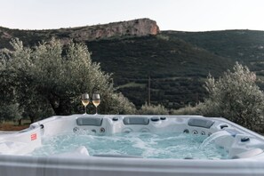 Outdoor spa tub - Elaia Rest House-Retreat in Nature (Lirkia)