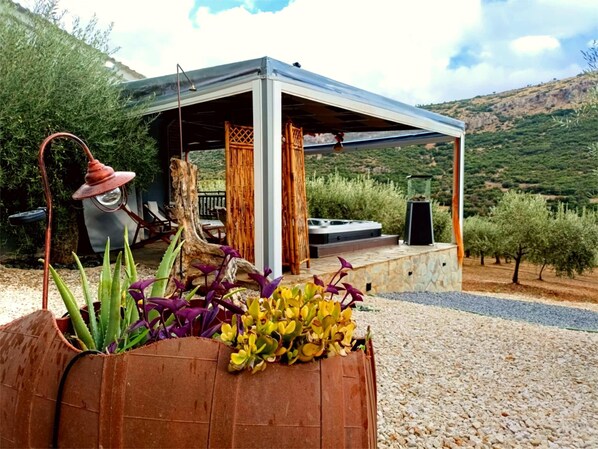 Outdoor spa tub - Elaia Rest House-Retreat in Nature (Lirkia)