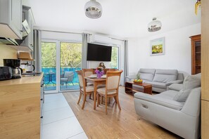 아파트, 침실 2개, 발코니, 해변 | 거실