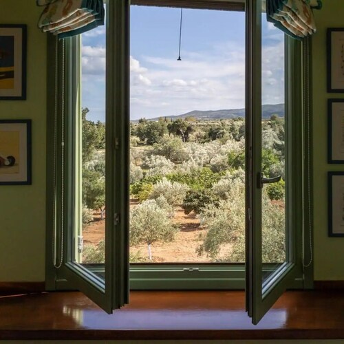 Elia Country House Villa
A 3 level villa with private pool, hosts up to 9 guests