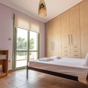 4 bedrooms, iron/ironing board, WiFi, bed sheets