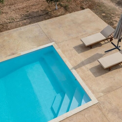 Elia Country House Villa
A 3 level villa with private pool, hosts up to 9 guests