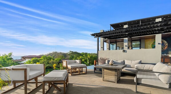 Outdoor dining - Casa Luna Amarillo - Your Pacific Escape! (Playas Del Coco)