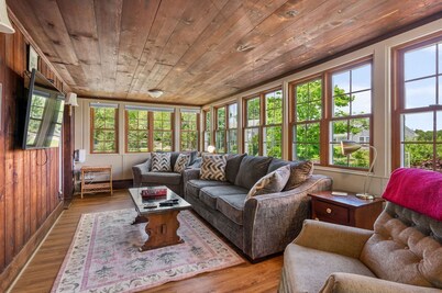 Vacation Bliss: Bay Views & Beach Access