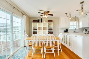 Dining - Saltwater Cowboys' Retreat - Bay, Boat Slip (Galveston)