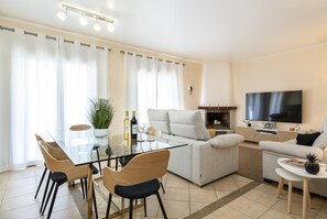 TV, fireplace